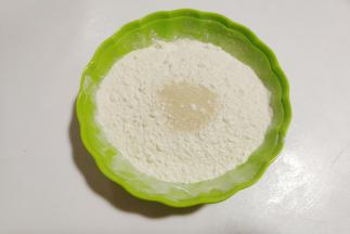接着再取100克面粉加入1克酵母和5克白糖，用温水和成白面团