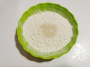 接着再取100克面粉加入1克酵母和5克白糖，用温水和成白面团