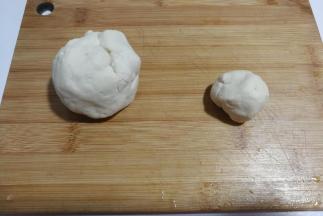 把白面团分出一点点出来待用