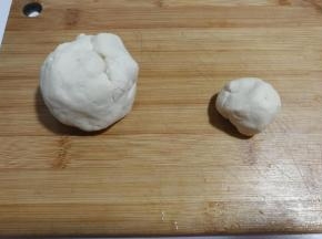 把白面团分出一点点出来待用