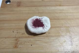 再把大面团分成大小两份，小份加入红曲粉揉均匀