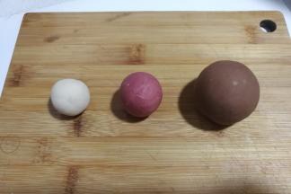 这样得到三份不同颜色的面团，盖上保鲜膜发酵