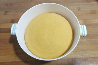 发酵好的面团取出挤压排气