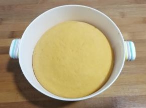 发酵好的面团取出挤压排气
