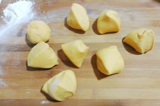 再分成每份约50克的小剂子