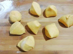 再分成每份约50克的小剂子