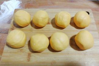 把小剂子滚圆盖保鲜膜放一旁待用