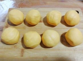 把小剂子滚圆盖保鲜膜放一旁待用