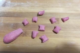 把红曲面团搓成细条切成均匀的小段