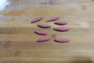 把小段搓成细长的橄榄形