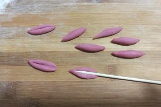 然后用竹签压出一道印，大黄狗舌头就做好啦