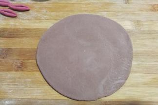 再把可可面团擀成圆面片