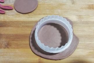 用饺子模具刻出几张圆面皮