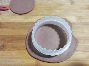 用饺子模具刻出几张圆面皮