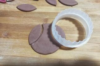 接着如图刻出合适的面片，一个面皮可以刻3个