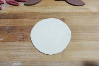 再把白面团擀开