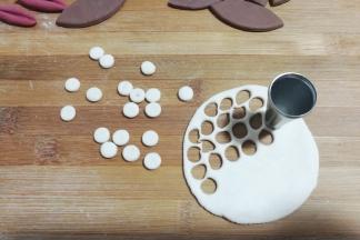 用小号圆形裱花嘴刻出小圆片，数量也是狗狗的双倍，因为这是做的眼睛