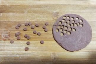 再把剩下的可可面团擀开，用酸奶吸管刻出更小的小圆片