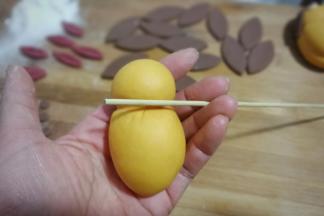 再用竹签旋转着紧压一圈