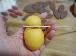 再用竹签旋转着紧压一圈