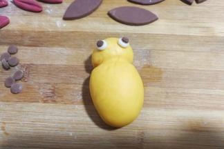 然后将大黄狗的眼睛沾点水贴上去