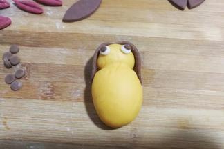 再把耳朵也沾点水在头部两侧粘上去