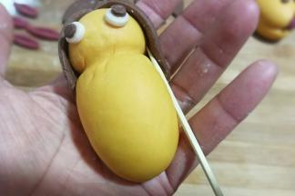 接着在下部分两侧用竹签压出两道印