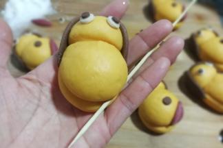 然后在底端也压道印，边压边向上挤推