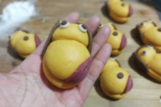 再把红舌头沾点水贴上去