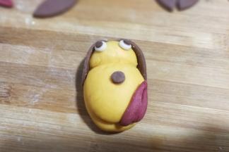 最后再沾上可可小圆片在鼻子处，大黄狗狗就完工啦