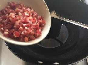 锅烧热倒入少许油