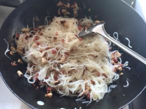 将控干水份的萝卜丝倒入腊肠香菇锅中翻炒均匀，根据自己口味加入少许椒盐粉和盐