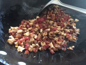 再倒入香菇粒和海米翻炒出香味