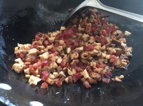 再倒入香菇粒和海米翻炒出香味