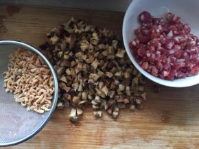 香菇、海米提前泡发好，腊肠、香菇切粒状控干水分备用