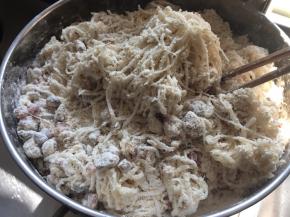 准备一个（整盘）容器，将混合好的萝卜腊肠香菇和粘米粉倒入蒸盘中搅拌均匀倒入清水继续搅拌均匀