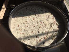 混合好的萝卜糕糊将馅料整形铺平（整出来才平整好看）