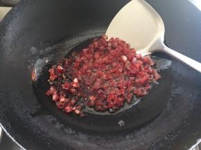 倒入腊肠粒翻炒出香味