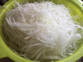 萝卜洗净刨丝控干水份备用