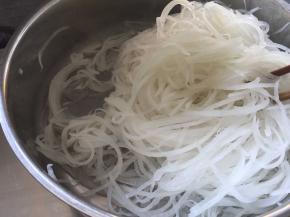 另准备一个锅，将萝卜丝倒入锅中翻煮，煮出水份