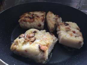 我用的是不粘锅，锅烧热倒入少许油，将萝卜糕切块放入锅中煎制至双面金黄色即可