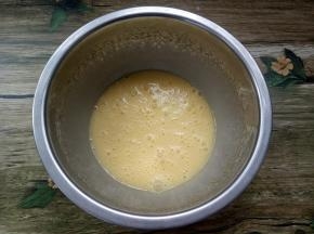 用电动打蛋器打到粘稠状态，面糊颜色浅黄色，打的时候有明显的纹路；