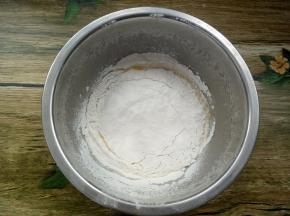 筛入低筋面粉；