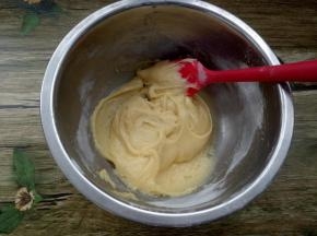 用刮刀搅拌均匀；