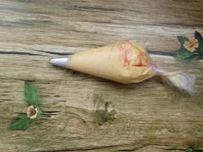 裱花袋里放入挤曲奇用的裱花嘴，然后装入面糊；