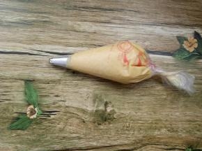 裱花袋里放入挤曲奇用的裱花嘴，然后装入面糊；