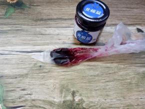 取一勺蓝莓酱，放进裱花袋，在裱花袋头上剪个口，如果用有整颗果肉的蓝莓酱，口要稍微大一些；