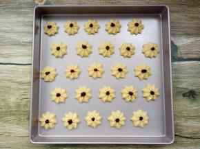 在曲奇中间挤上蓝莓酱；