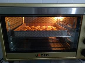 烤箱实际温度160度，预热5分钟，曲奇放中层，烤18分钟左右；