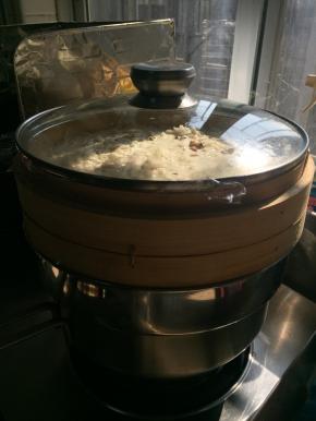 我做了双层，锅中清水煮沸加上蒸盘和蒸笼大火蒸45-60分钟，蒸好的萝卜糕放凉就可以吃了（或者放入冰箱储存，但我们这边比较喜欢再煎至一下食用）